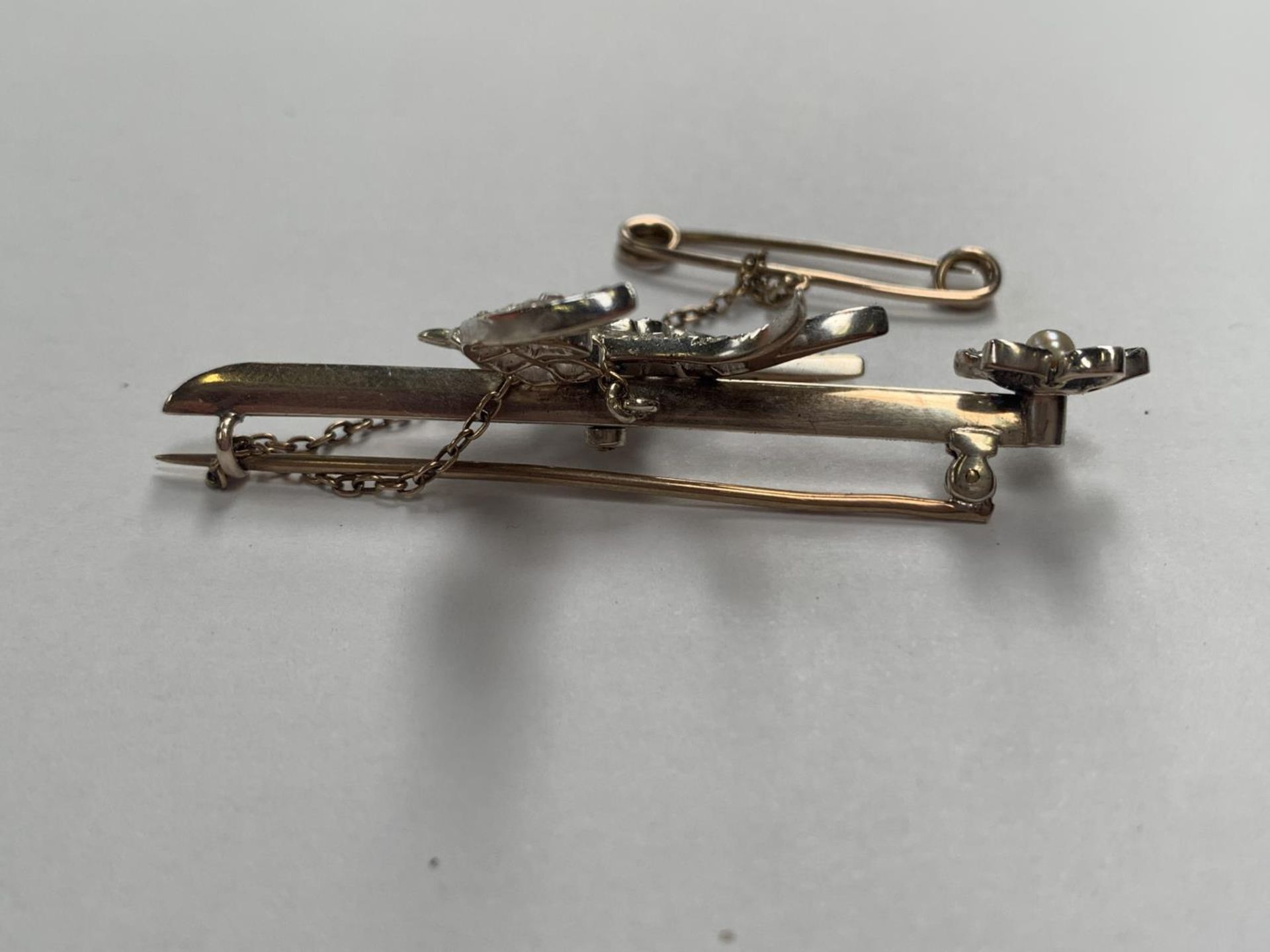 A DIAMOND SET SWALLOW BROOCH, WEIGHT 9.3 GRAMS - Image 3 of 4