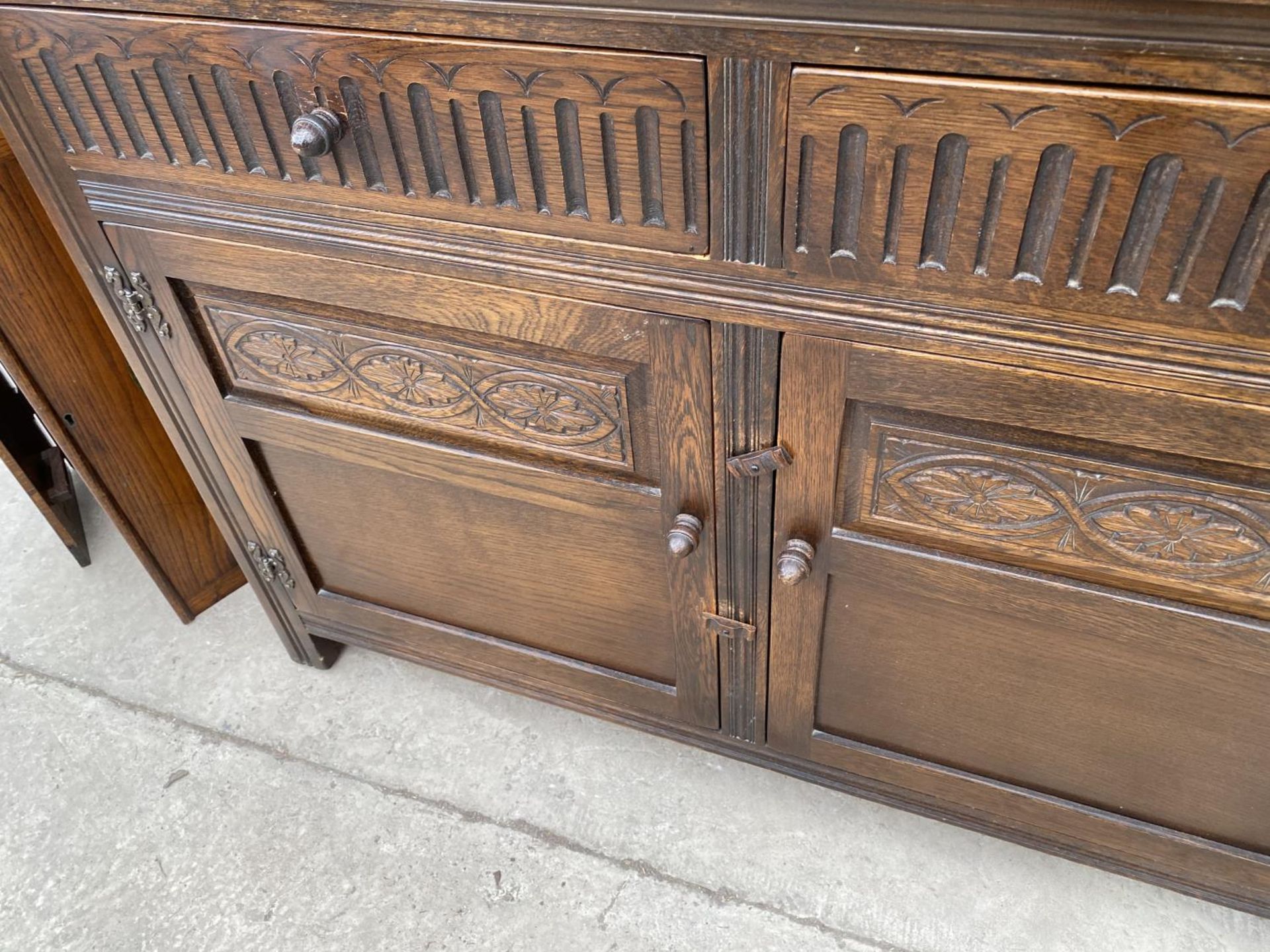 A PRIORY STYLE OAK DRESSER WITH TWO DOORS, TWO DRAWERS AND UPPER PLATE RACK - Image 4 of 4