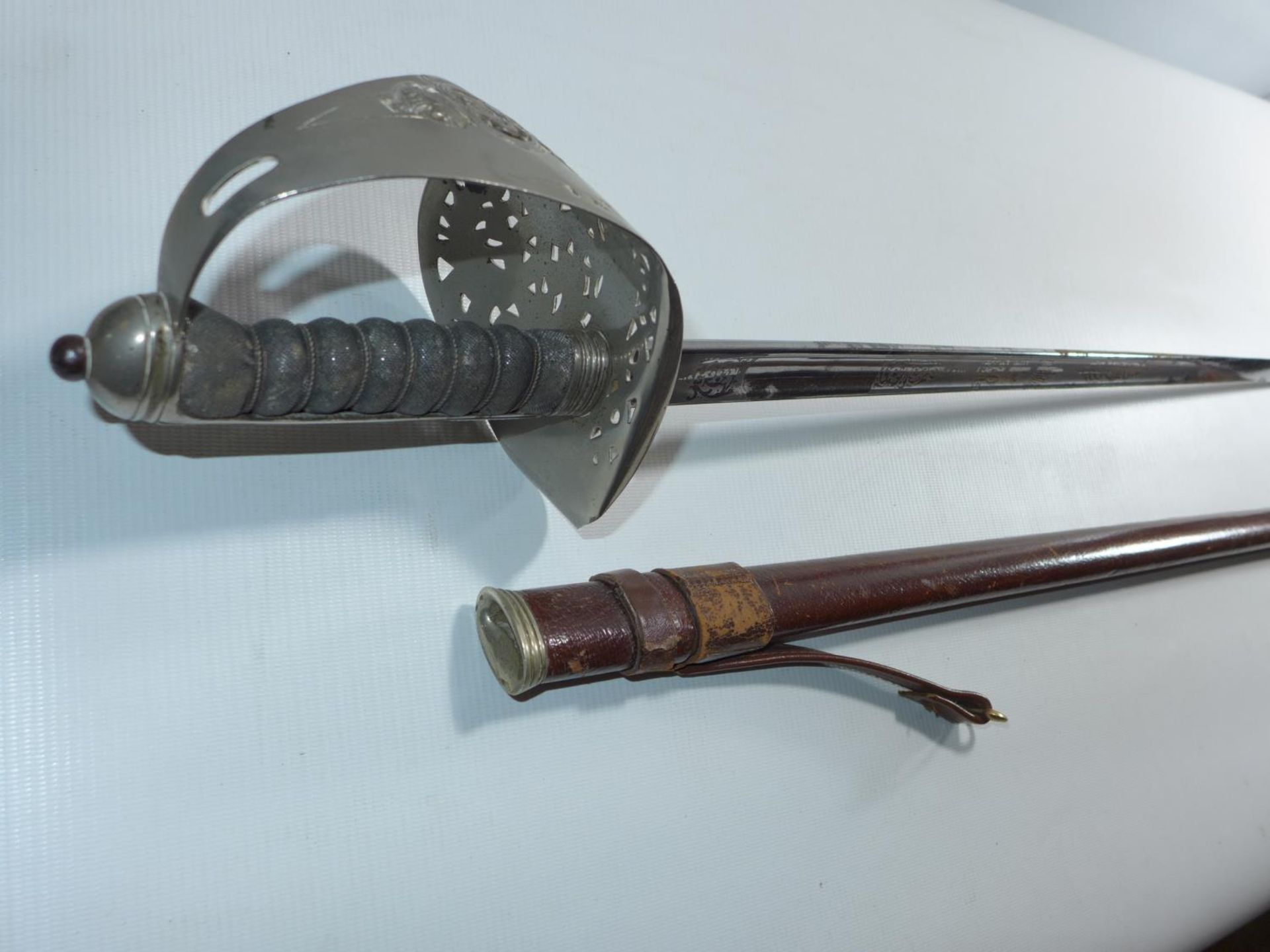 A GEORGE V INFANTRY OFFICERS SWORD AND SCABBARD, 82 CM BLADE - Image 3 of 4