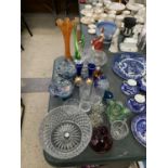 A MIXED COLLECTION OF CRYSTAL CUT AND COLOURED GLASSWARE TO INCLUDE VASES, DISHES, BOWLS ETC