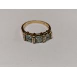 A LADIES 9CT YELLOW GOLD THREE STONE RING WITH CHIP DIAMONDS, WEIGHT 3 GRAMS