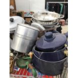 A LARGE COLLECTION OF KITCHEN ITEMS TO INCLUDE VINTAGE JELLY MOULDS, PANS, STAINLESS STEEL WARE ETC