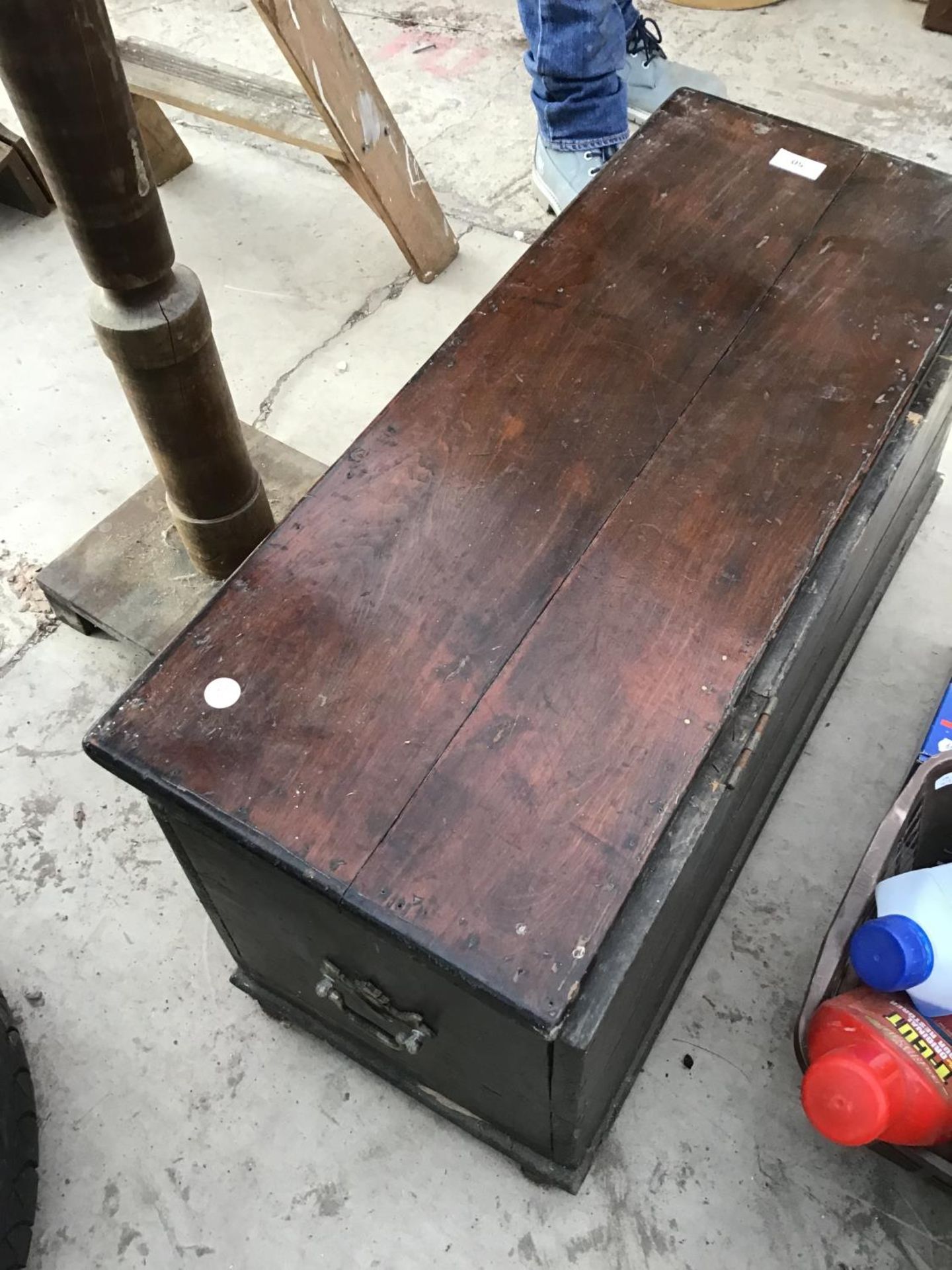 A VINTAGE WOODEN CHEST WITH SIDE HANDLES - Image 3 of 3