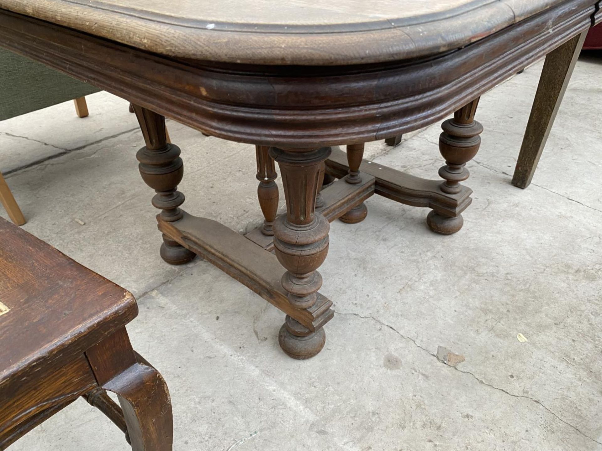 AN OAK DINING TABLE - Image 3 of 3