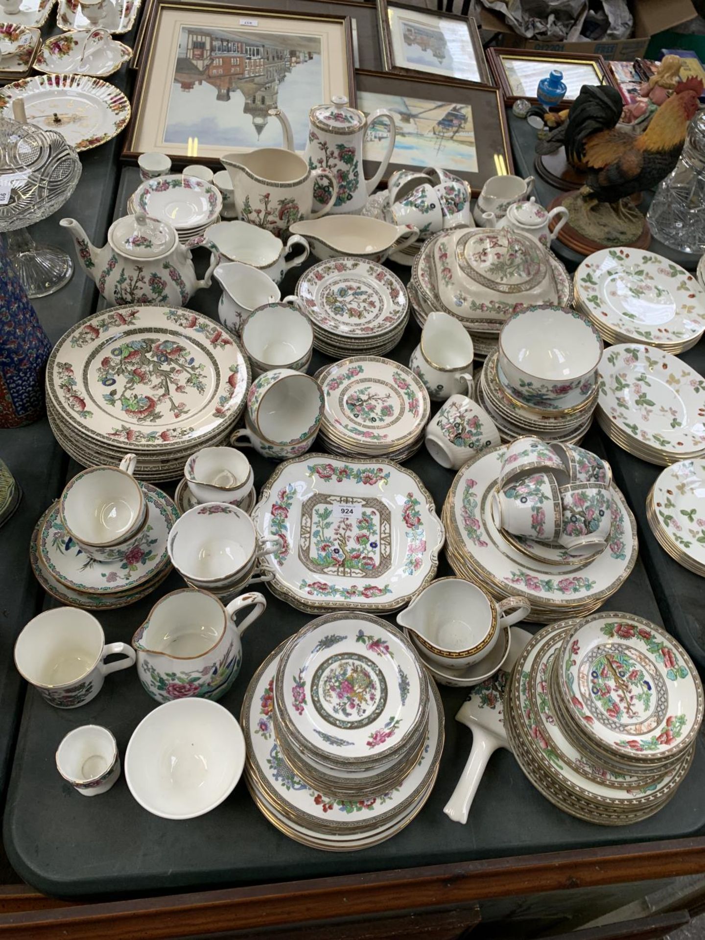 A LARGE COLLECTION OF PATTERNED CERAMIC DINNER SERVICES TO INCLUDE PARAGON AND INDIAN TREE EXAMPLES