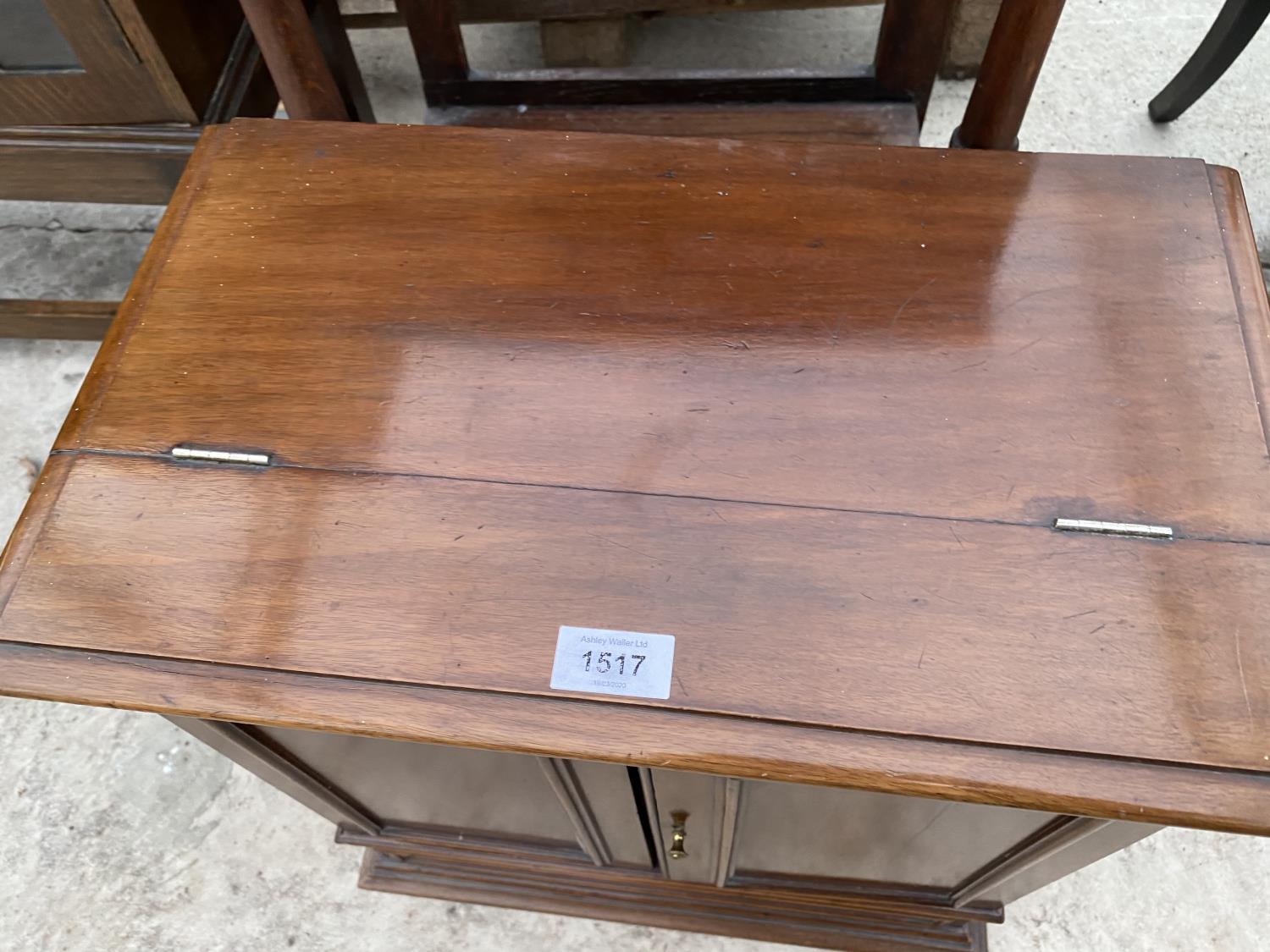 A SMALL MAHOGANY CABINET WITH TWO DOORS AND HINGED TOP AND A SMALL OAK HALL TABLE WITH SINGLE DRAWER - Image 3 of 7