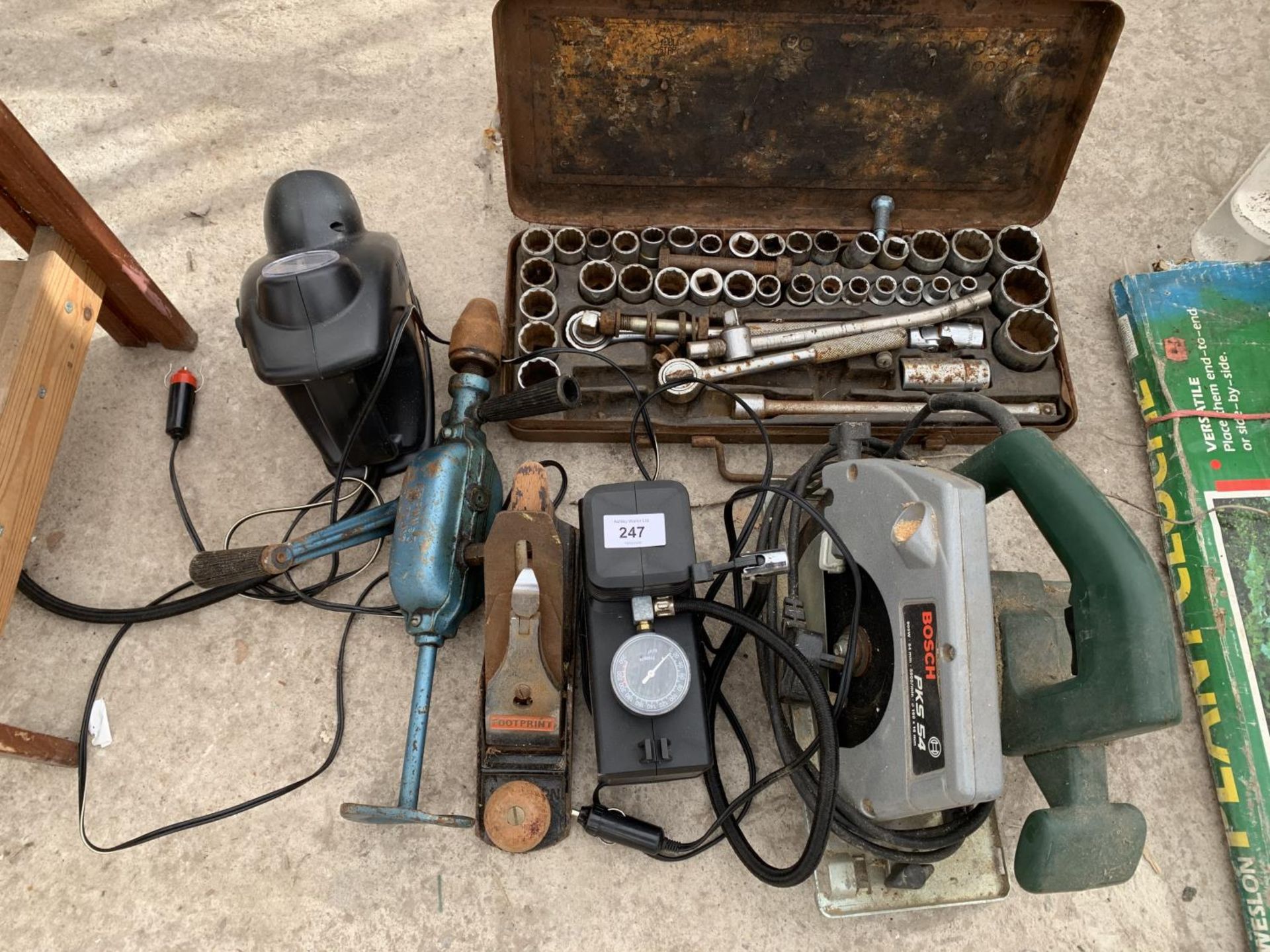 VARIOUS TOOLS TO INCLUDE A BOSCH PKS54 SAW, A PUMP, SOCKET SET, DRILL ETC