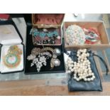 A MIXED GROUP OF COSTUME JEWELLERY TO INCLUDE TURQUOISE NECKLACE, PASTE BROOCH, AGATE STONE BROOCH