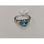 A 9CT WHITE GOLD DIAMOND AND BLUE STONE RING, INSURANCE VALUE £855.00