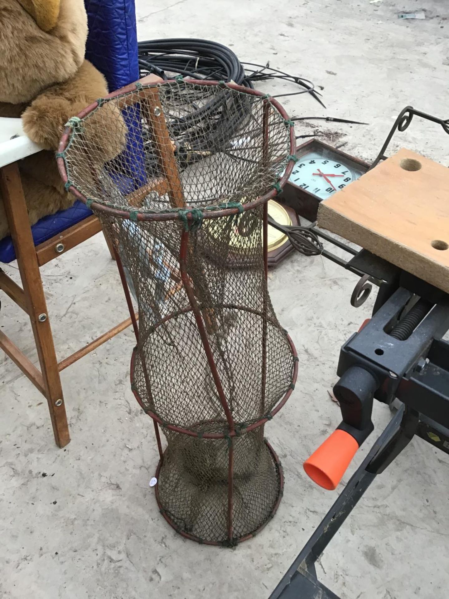 A HEAVY DUTY TIN CUTTER ON A WOODEN BASE AND A BLACK AND DECKER WORK BENCH - Image 4 of 4