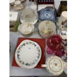 A MIXED COLLECTION OF CERAMICS TO INCLUDE PARAGON AND MIDWINTER POTTERY