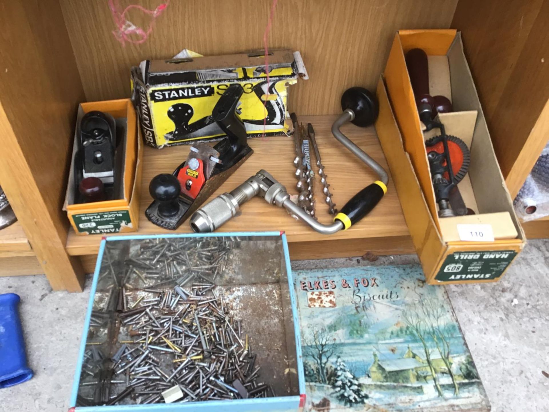 VARIOUS TOOLS TO INCLUDE A BOXED STANLEY HAND DRILL, TWO BOXED STANLEY PLANES, DRILLS ETC