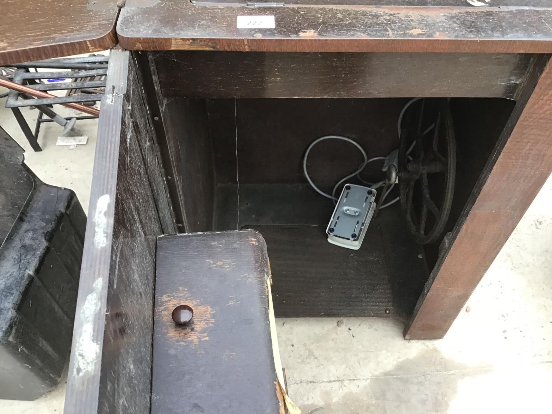 AN ELECTRIC SINGER SEWING MACHINE IN A WOODEN CABINET WITH INNER STORAGE BOX IN WORKING ORDER - Image 2 of 5