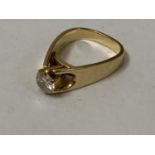 A SINGLE STONE 18CT YELLOW GOLD DIAMOND RING, DIAMOND APPROX 0.67CT, ESTIMATED COLOUR J-K, CLARITY