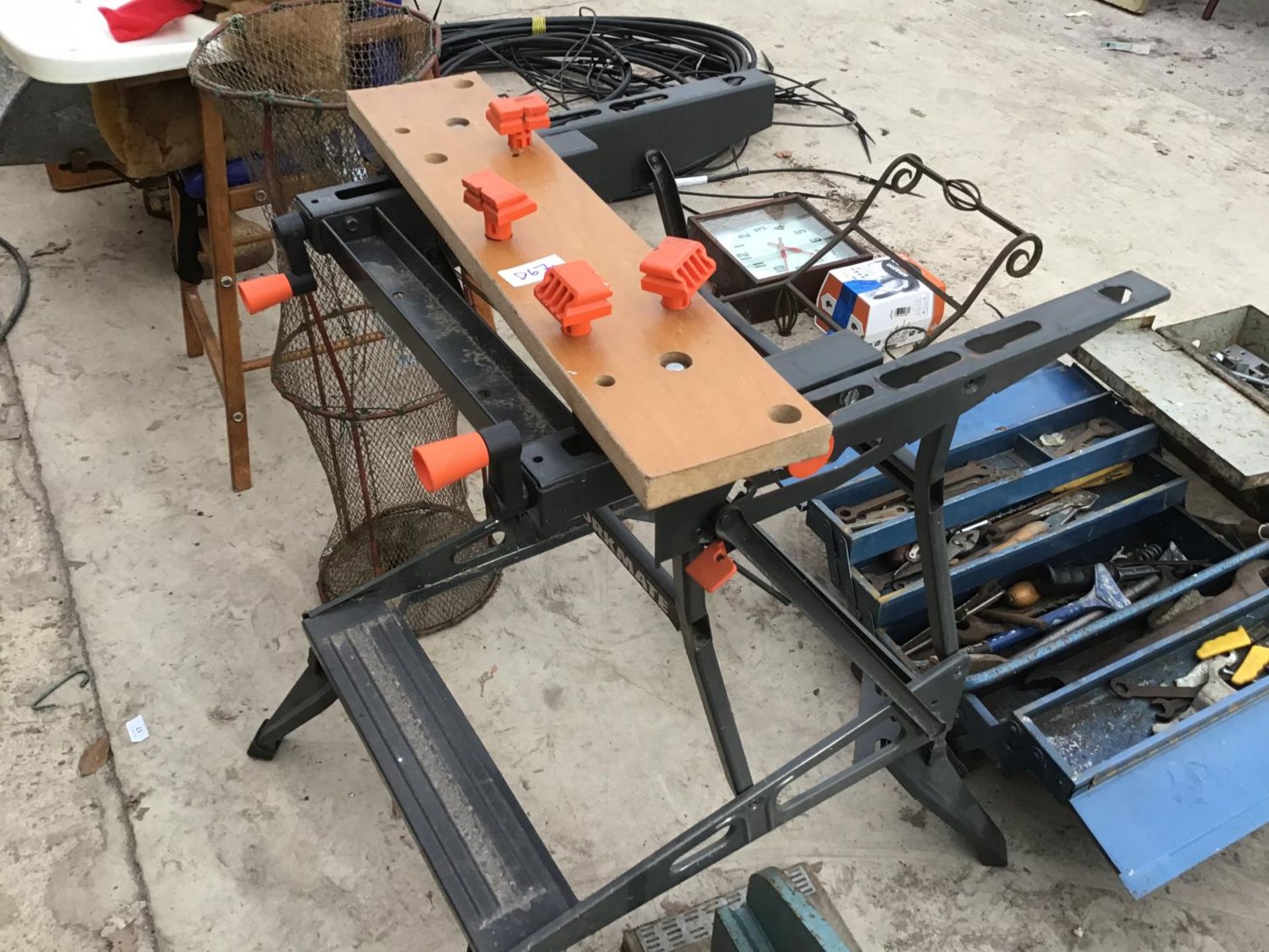 A HEAVY DUTY TIN CUTTER ON A WOODEN BASE AND A BLACK AND DECKER WORK BENCH - Image 3 of 4