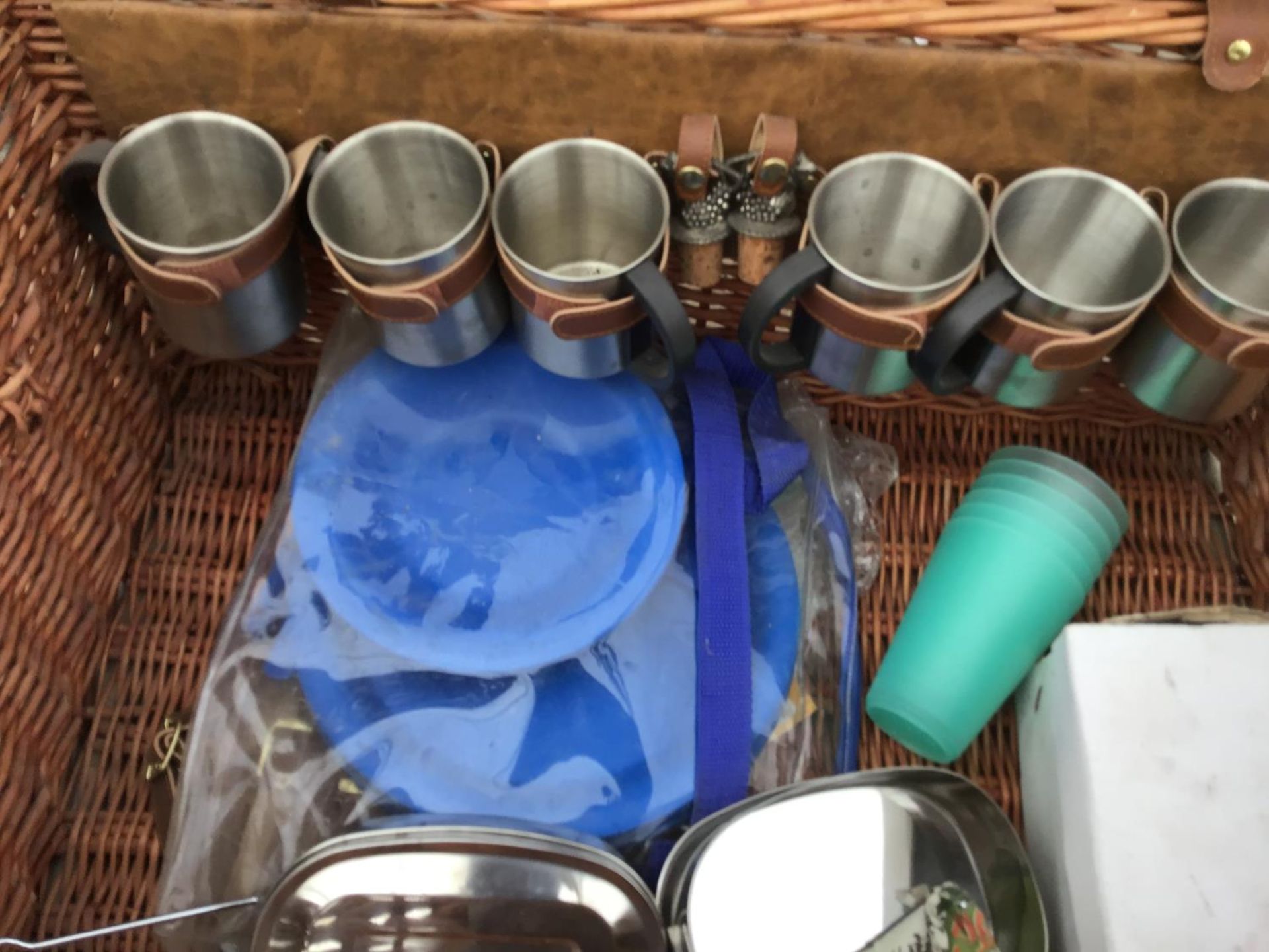 A SHIRE GREEN PICNIC BASKET WITH METAL CUPS. ORNATE WINE STOPPERS CAMPING PANS ETC - Image 4 of 4