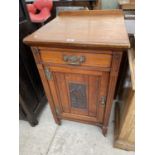 A SMALL EARLY 20TH CENTURY MAHOGANY CABINET WITH ONE DOOR AND ONE DRAWER