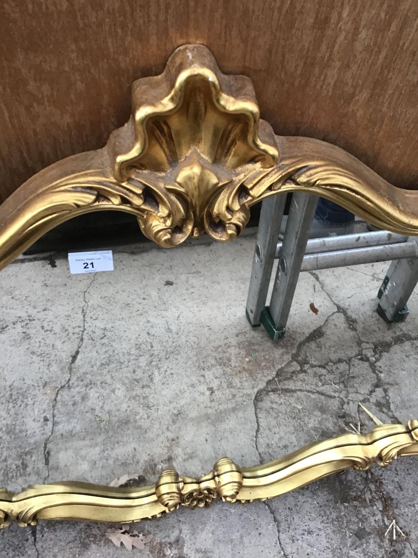 A LARGE ORNATE GILT FRAMED MIRROR - Image 2 of 2