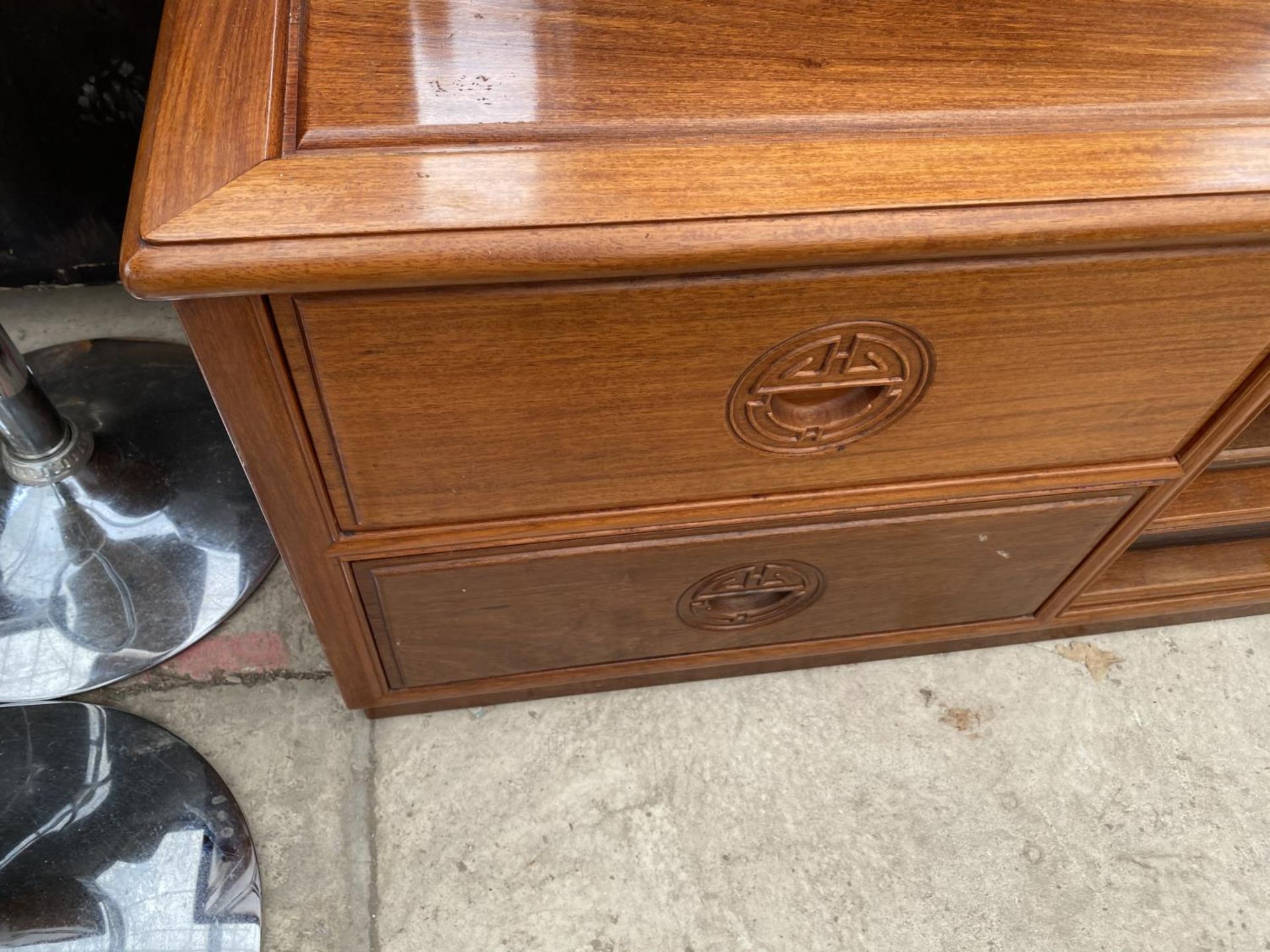 A CHERRY WOOD SIDEBOARD WITH FOUR DRAWERS - Image 3 of 4