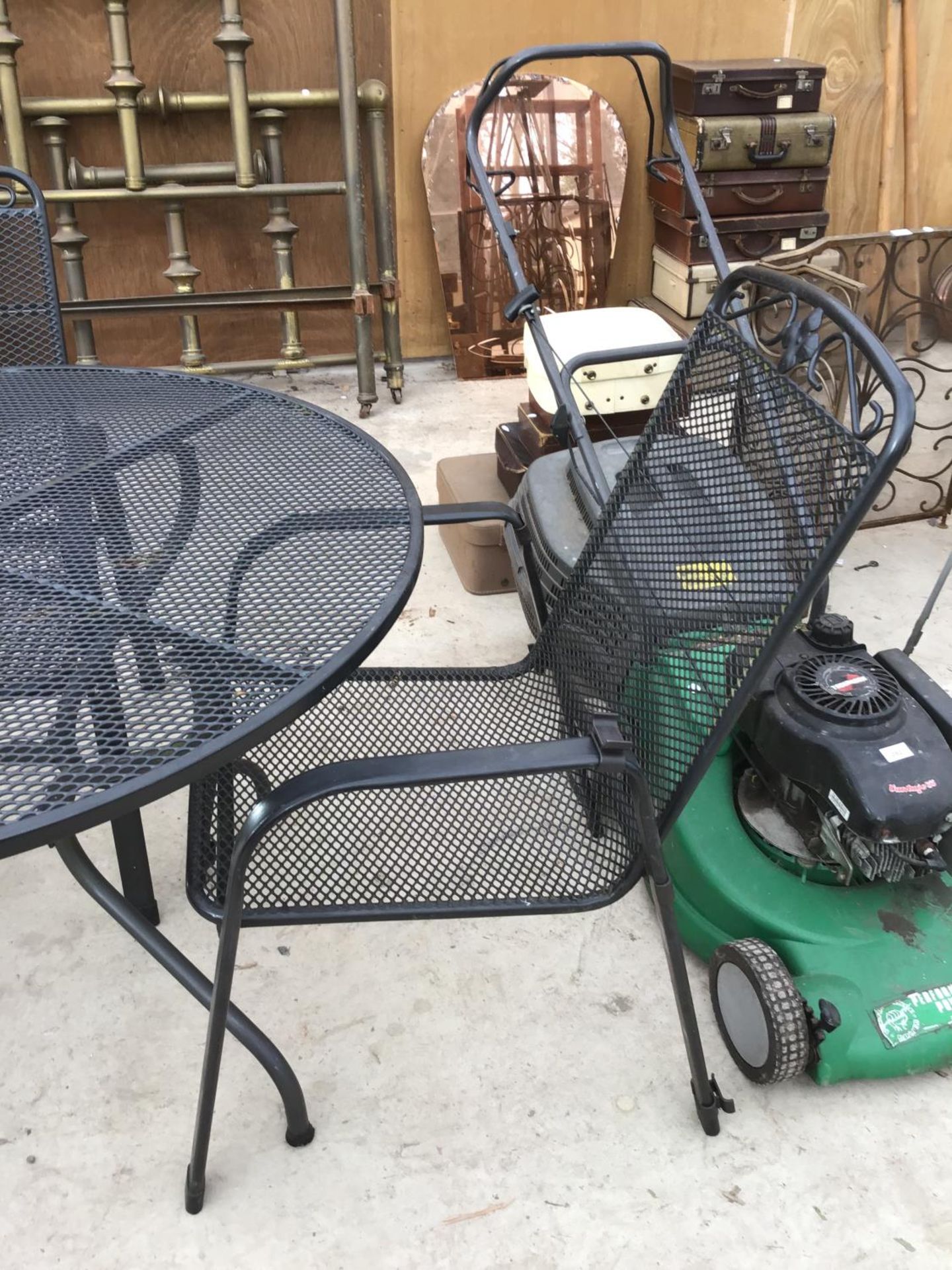 A LARGE CIRCULAR BLACK METAL GARDEN TABLE WITH THREE MATCHING CHAIRS - Image 3 of 4