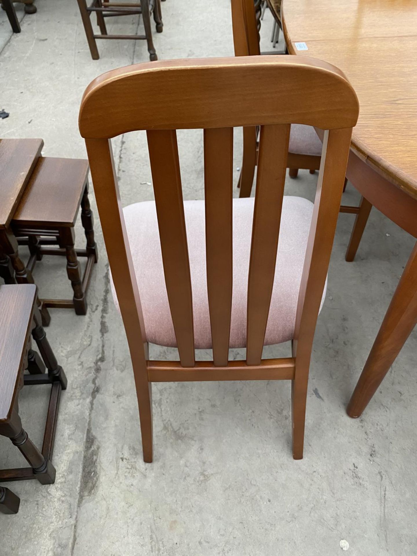 A RETRO EXTENDING TEAK DINING TABLE AND SIX TEAK DINING CHAIRS - Image 6 of 6
