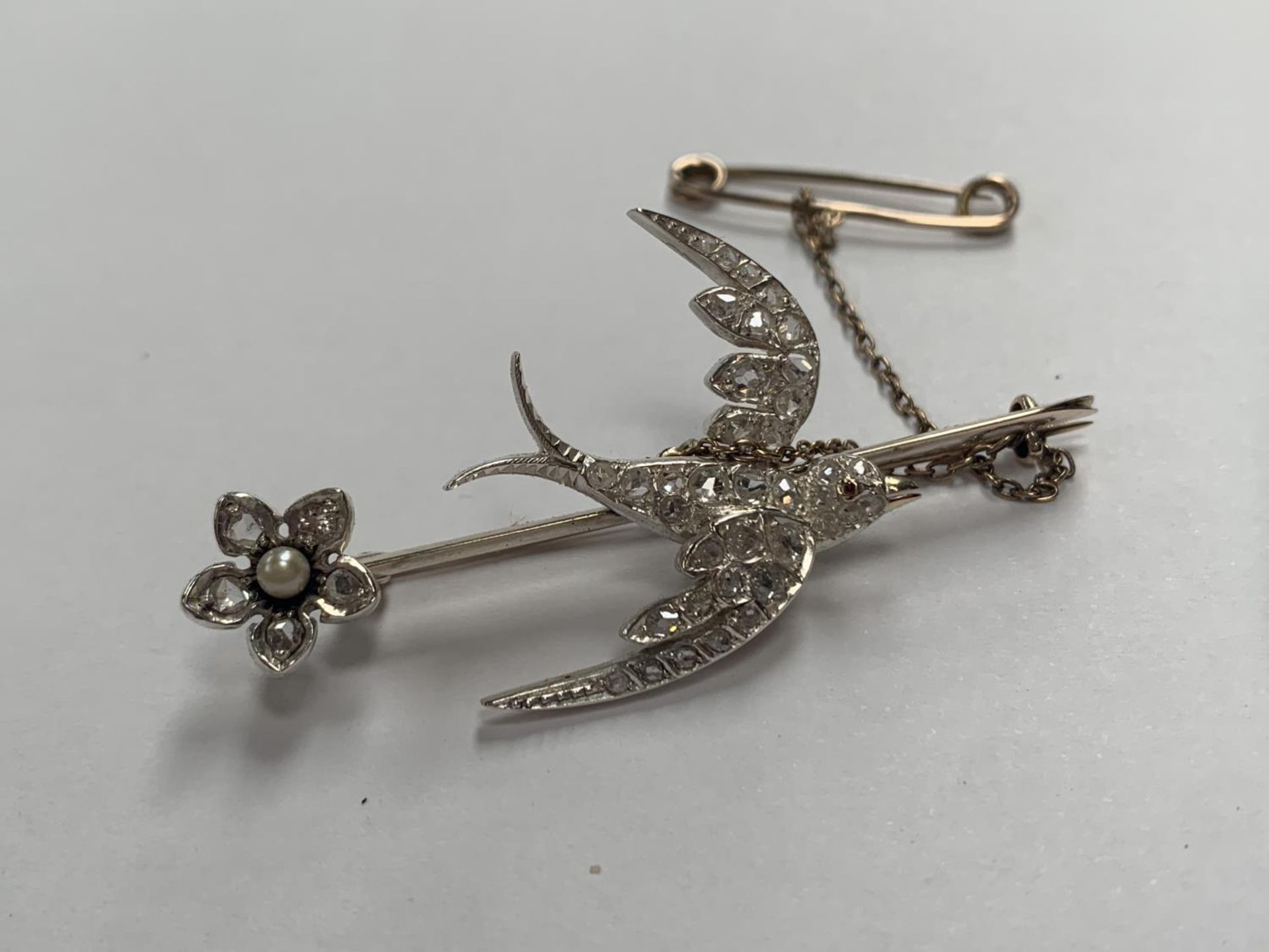 A DIAMOND SET SWALLOW BROOCH, WEIGHT 9.3 GRAMS - Image 2 of 4