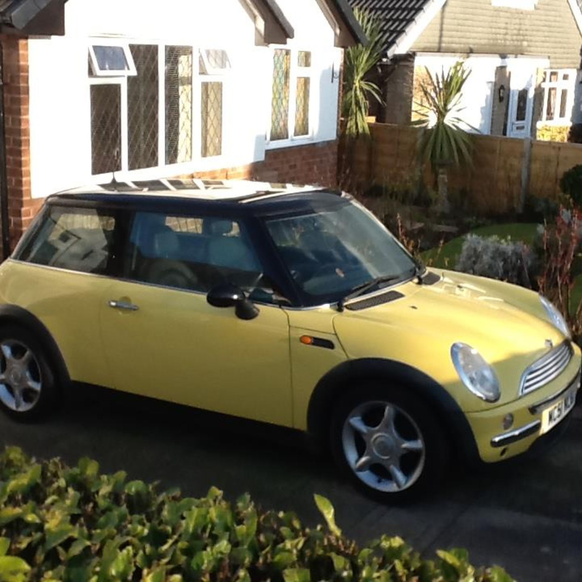 A 2001 (51) MINI COOPER, 1600 CC. MOT TO 25.2.21. RECENT INVOICES FOR £700 INCLUDING 4 NEW TYRES. - Image 6 of 7