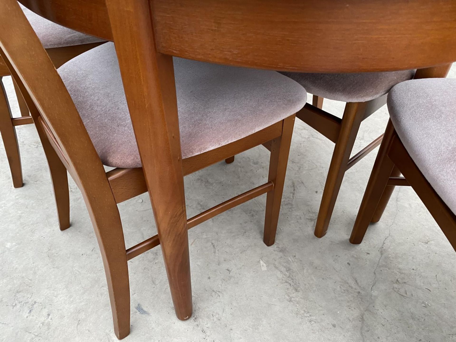 A RETRO EXTENDING TEAK DINING TABLE AND SIX TEAK DINING CHAIRS - Image 3 of 6