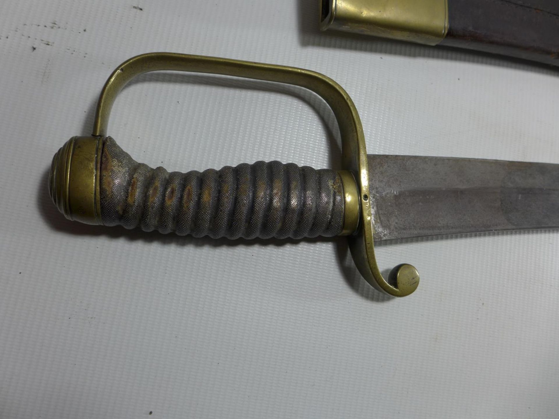 A NAVAL CUTLASS / POLICE HANGER AND SCABBARD, 57 CM BLADE - Image 3 of 5