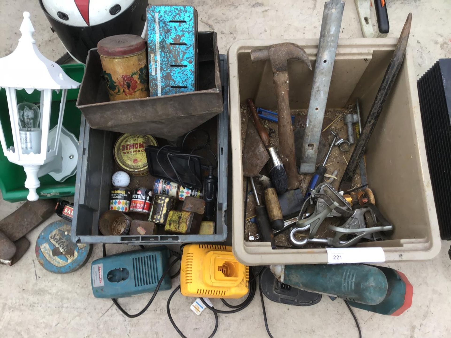 VARIOUS ITEMS TO INCLUDE TOOLS, LAMP. LIGHTS, SHOE LAST, NAILS, SCREWS ETC - Image 2 of 4