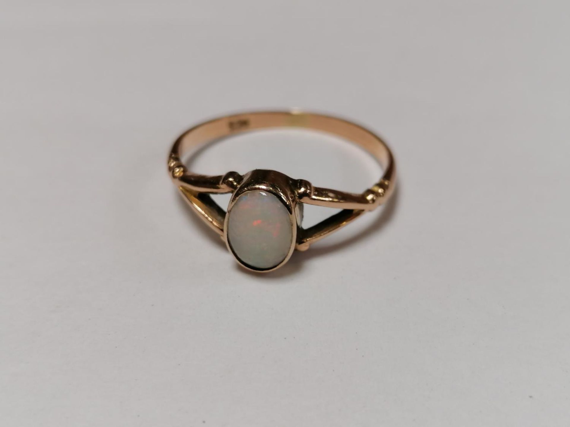 A LADIES 9CT YELLOW GOLD OPAL RING, WEIGHT 1.6 GRAMS