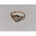 A LADIES 9CT YELLOW GOLD OPAL RING, WEIGHT 1.6 GRAMS