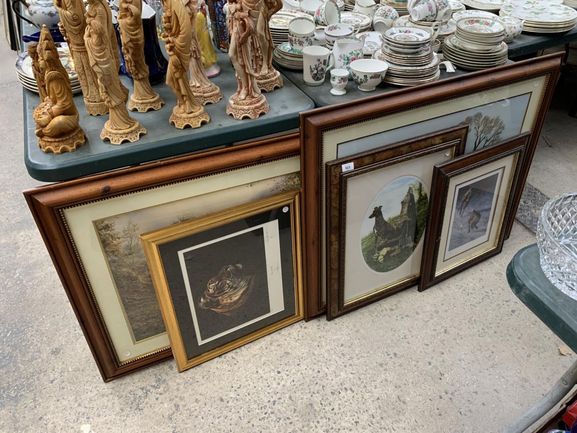 A LARGE COLLECTION OF ASSORTED FRAMED PRINTS TO INCLUDE VARIOUS ANIMAL SCENES