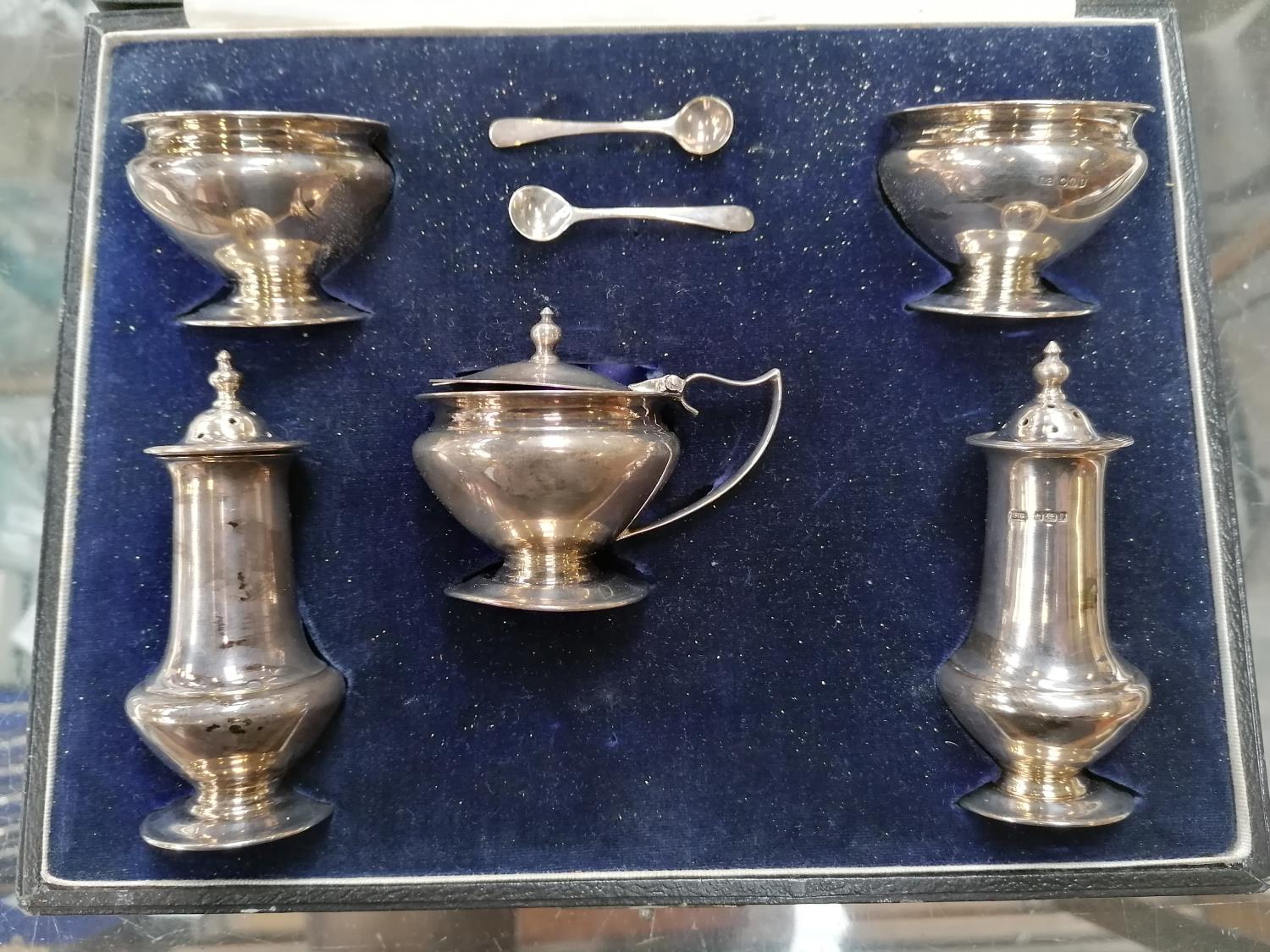 A CASED HALLMARKED SILVER CONDIMENT SET WITH TWO SPOONS, MUSTARD POT, TWO OPEN SALTS AND TWO