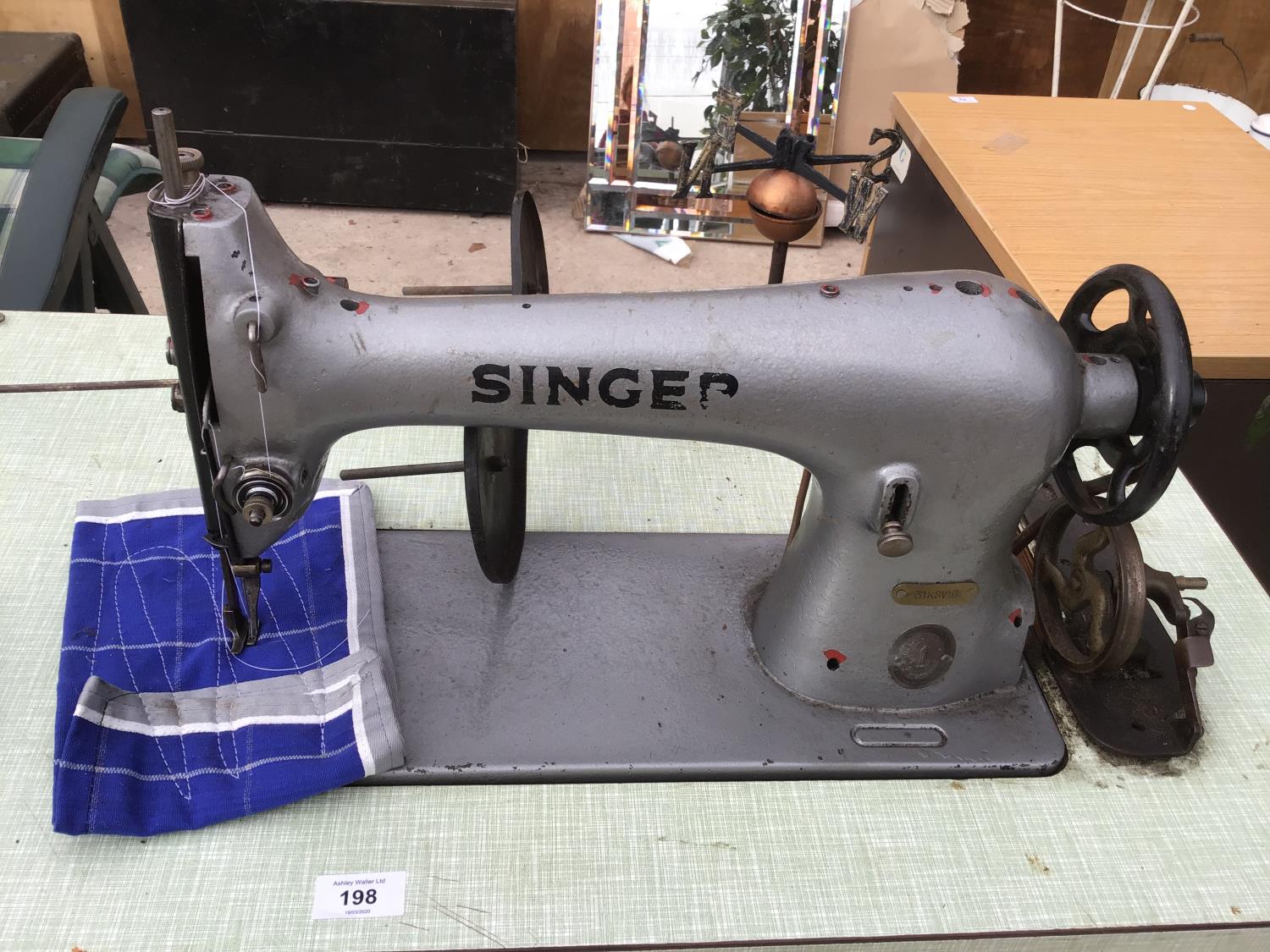 AN INDUSTRIAL SINGER SEWING MACHINE IN WORKING ORDER - Image 4 of 4