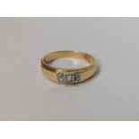 A LADIES DIAMOND THREE STONE RING, TESTED FOR 9CT YELLOW GOLD BUT UNMARKED BAND, WEIGHT 4.4 GRAMS,