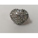 A LADIES 18CT WHITE GOLD DIAMOND CLUSTER RING SET WITH NINETEEN ROUND BRILLIANT CUT DIAMONDS AND