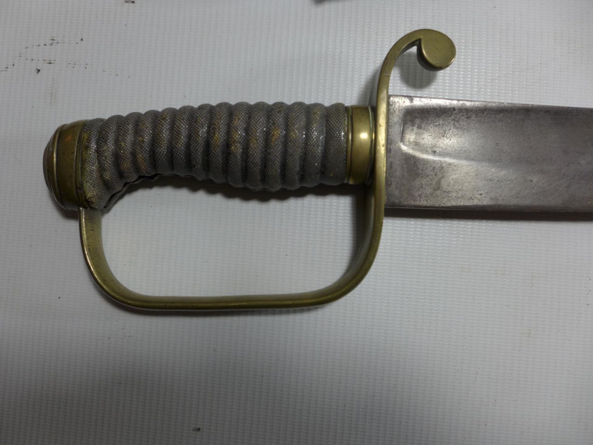 A NAVAL CUTLASS / POLICE HANGER AND SCABBARD, 57 CM BLADE - Image 4 of 5