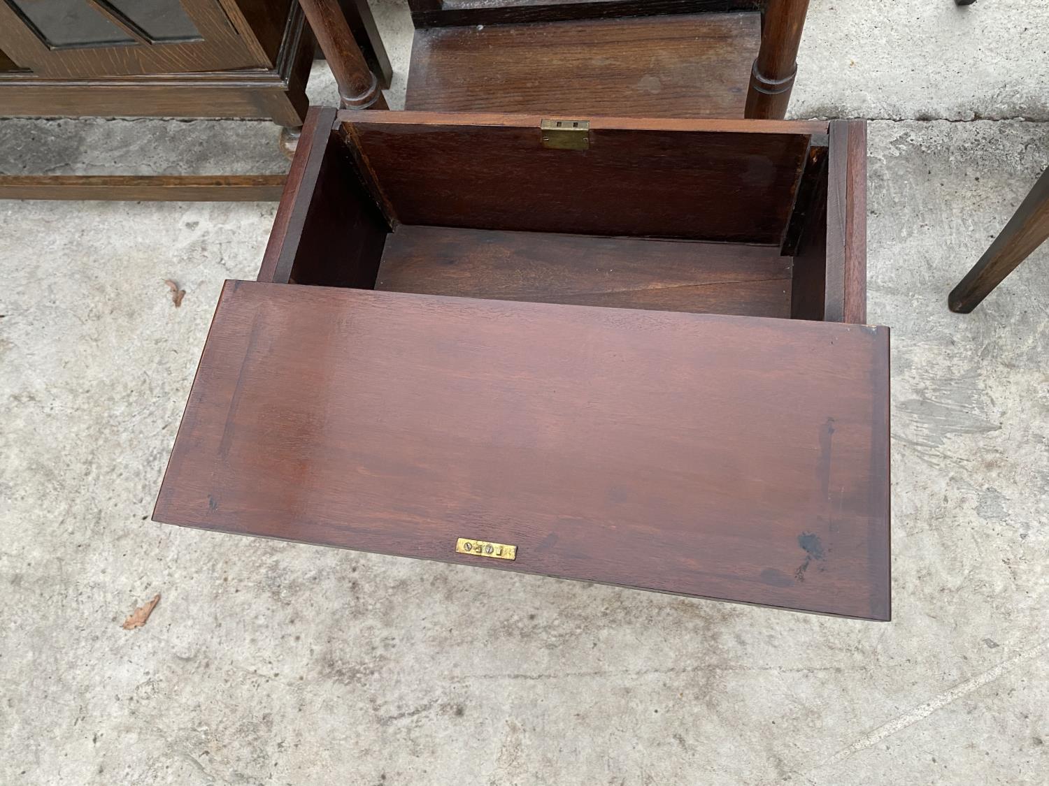 A SMALL MAHOGANY CABINET WITH TWO DOORS AND HINGED TOP AND A SMALL OAK HALL TABLE WITH SINGLE DRAWER - Image 5 of 7