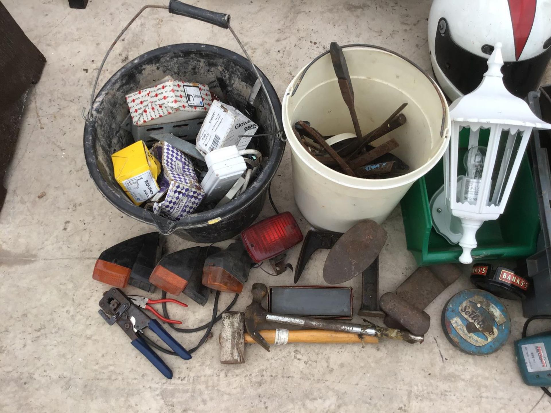 VARIOUS ITEMS TO INCLUDE TOOLS, LAMP. LIGHTS, SHOE LAST, NAILS, SCREWS ETC - Image 3 of 4