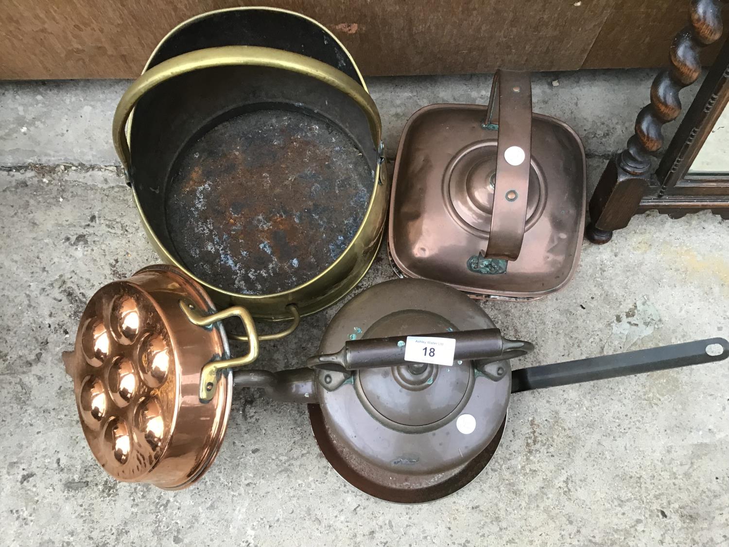 VARIOUS VINTAGE/ARTS AND CRAFTS ITEMS TO INCLUDE A BRASS COAL BUCKET, COPPER KETTLES ETC