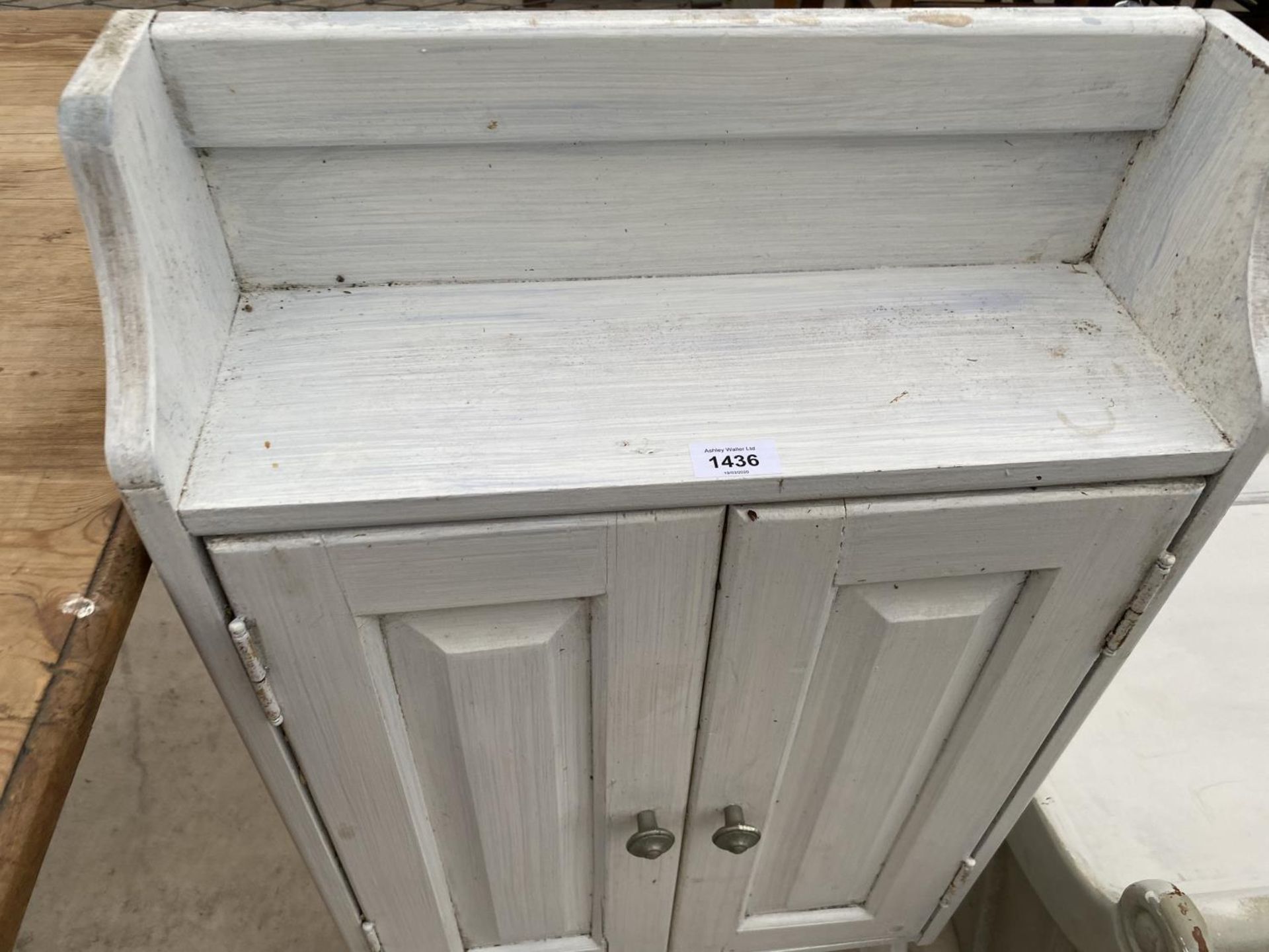 A SMALL WHITE PAINTED CABINET WITH TWO DOORS - Image 2 of 2