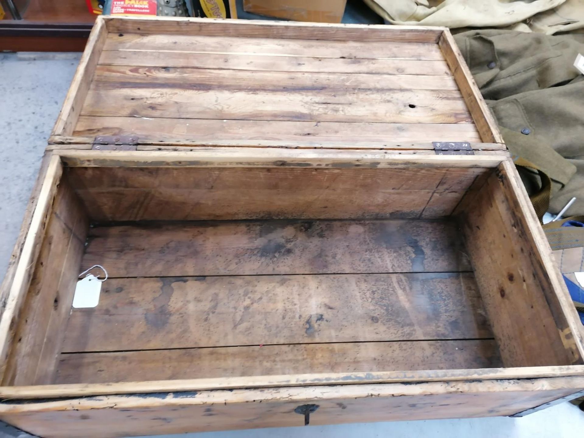 A VINTAGE FRENCH OAK GUN AMMO CHEST WITH METAL BANDING AND TWO METAL SIDE HANDLES - Image 2 of 3