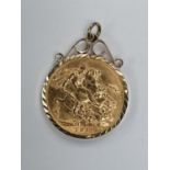 A 1911 GOLD FULL SOVEREIGN IN 9CT GOLD MOUNT, GROSS WEIGHT 9.2 G