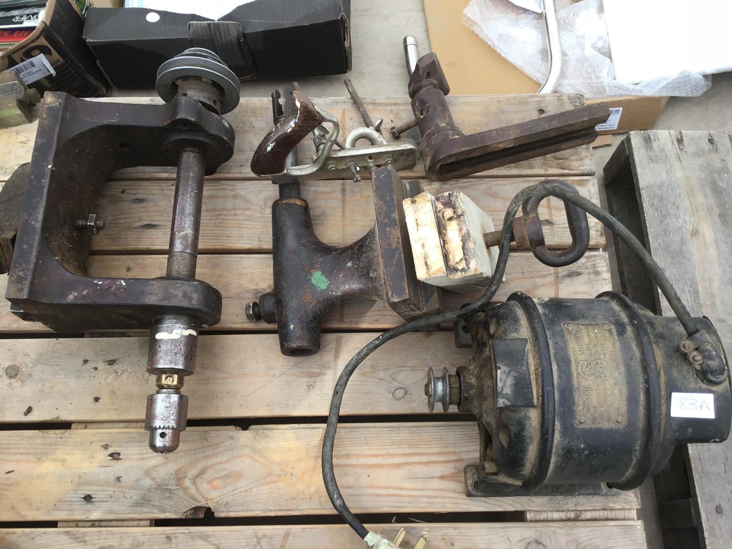 VARIOUS ITEMS TO INCLUDE A SINGER SEWING MACHINE MOTOR, DRILL AND OTHER HEAVY DUTY ATTACHMENTS - Image 2 of 4