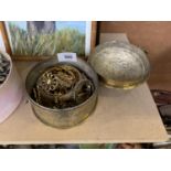 A BRASS LIDDED POT CONTAINING ASSORTED YELLOW METAL JEWELLERY