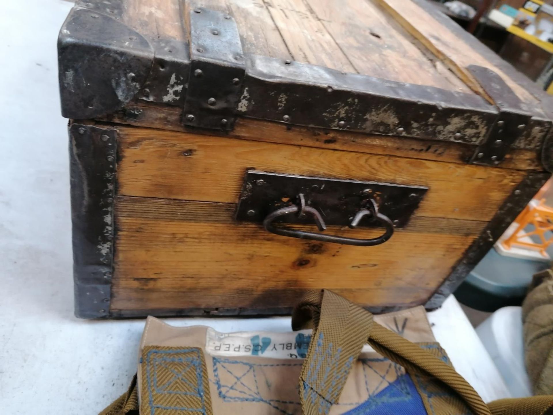 A VINTAGE FRENCH OAK GUN AMMO CHEST WITH METAL BANDING AND TWO METAL SIDE HANDLES - Image 3 of 3
