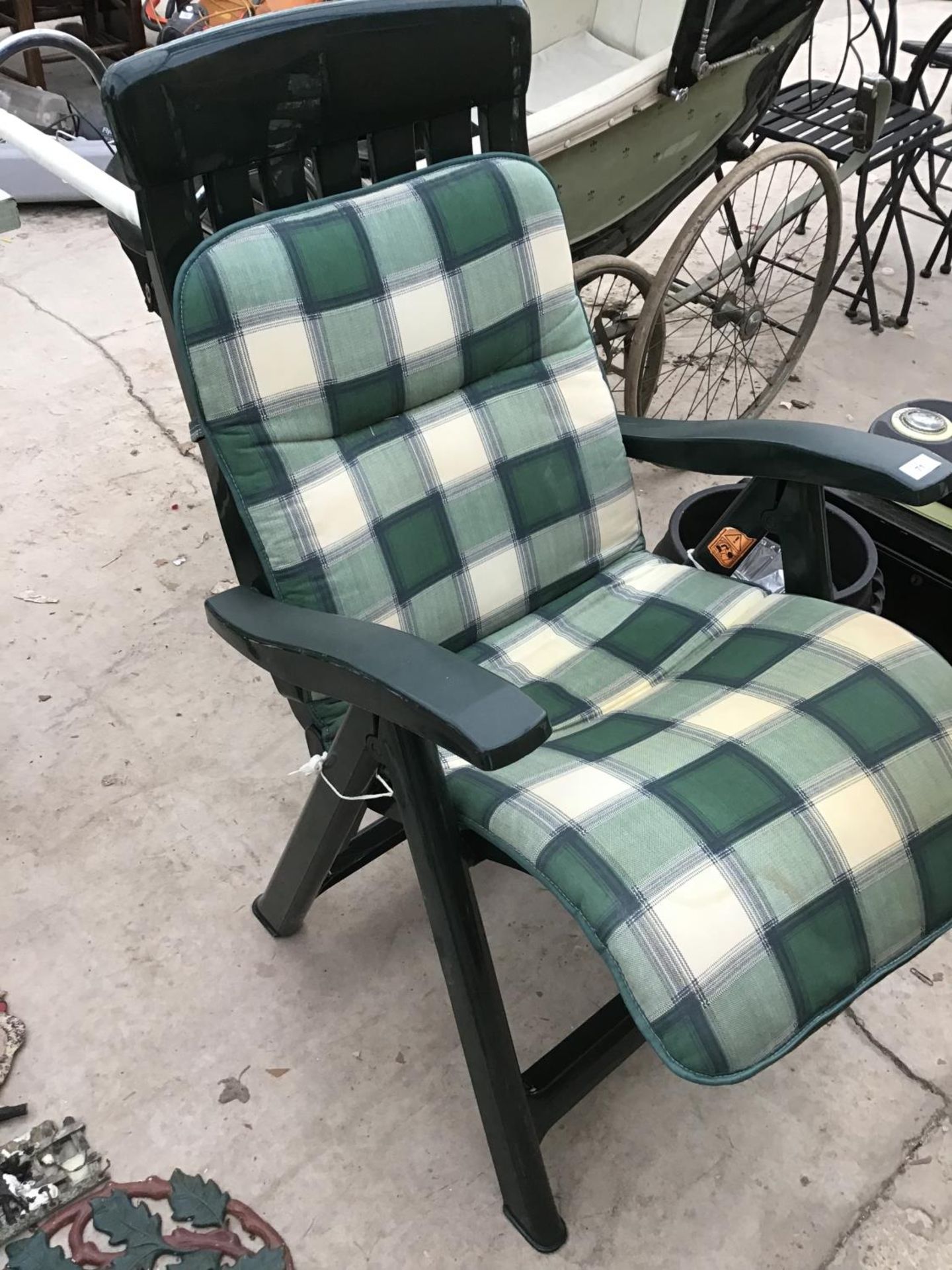 A GREEN PLASTIC GARDEN CHAIR WITH A CHECKED SEAT PAD - Image 2 of 2