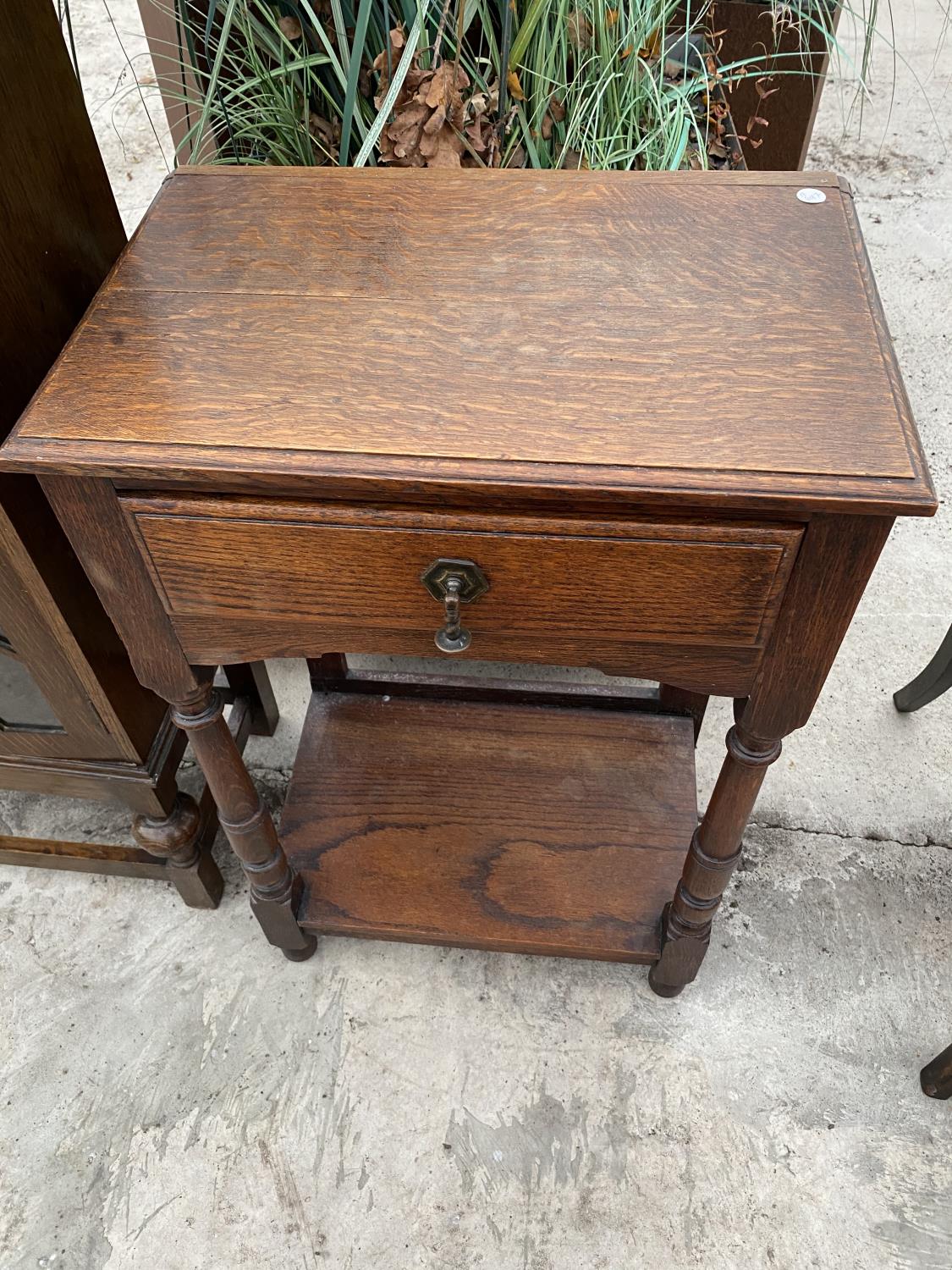 A SMALL MAHOGANY CABINET WITH TWO DOORS AND HINGED TOP AND A SMALL OAK HALL TABLE WITH SINGLE DRAWER - Image 6 of 7