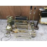 A LARGE COLLECTION OF BRASS ITEMS TO INCLUDE FIRE FENDERS, MAGAZINE RACK, LAMPS ETC